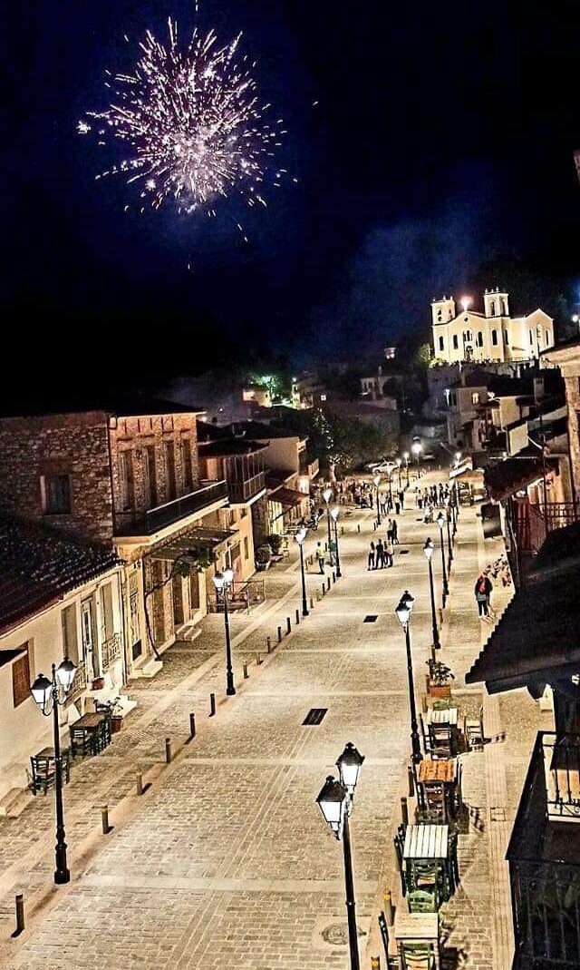 The pedestrian street of Kyparissia, a public space at the heart of the town.
